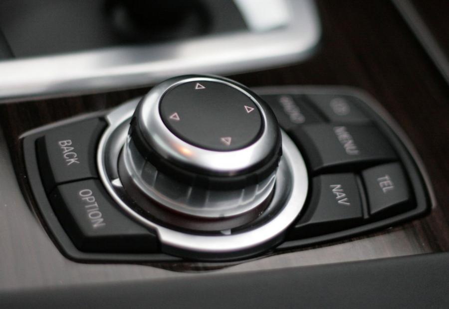  BMW 750i 2009 года  (фото 15 из 32)